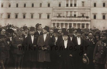 2)Η Κυβέρνηση Παπαναστασίου μπροστά από τα Παλαιά Ανάκτορα κατά τον εορτασμό της 25ης Μαρτίου 1924, που συνέπεσε με την Ανακήρυξη της Δημοκρατίας. Εικονίζονται από αριστερά προς τα δεξιά οι Γ. Κονδύλης, Α. Παπαναστασίου, Α. Χατζηκυριάκος, Π. Αραβαντινός, Κ. Σταμούλης, Γ. Ησαΐας, Α Μπακάλμπασης, Σπ. Μελάς (διευθυντής της εφημερίδας «Δημοκρατία»). Στη δεύτερη σειρά διακρίνονται οι Ι. Λυμπερόπουλος, Α. Μητσοτάκης, Δ. Πάζης.